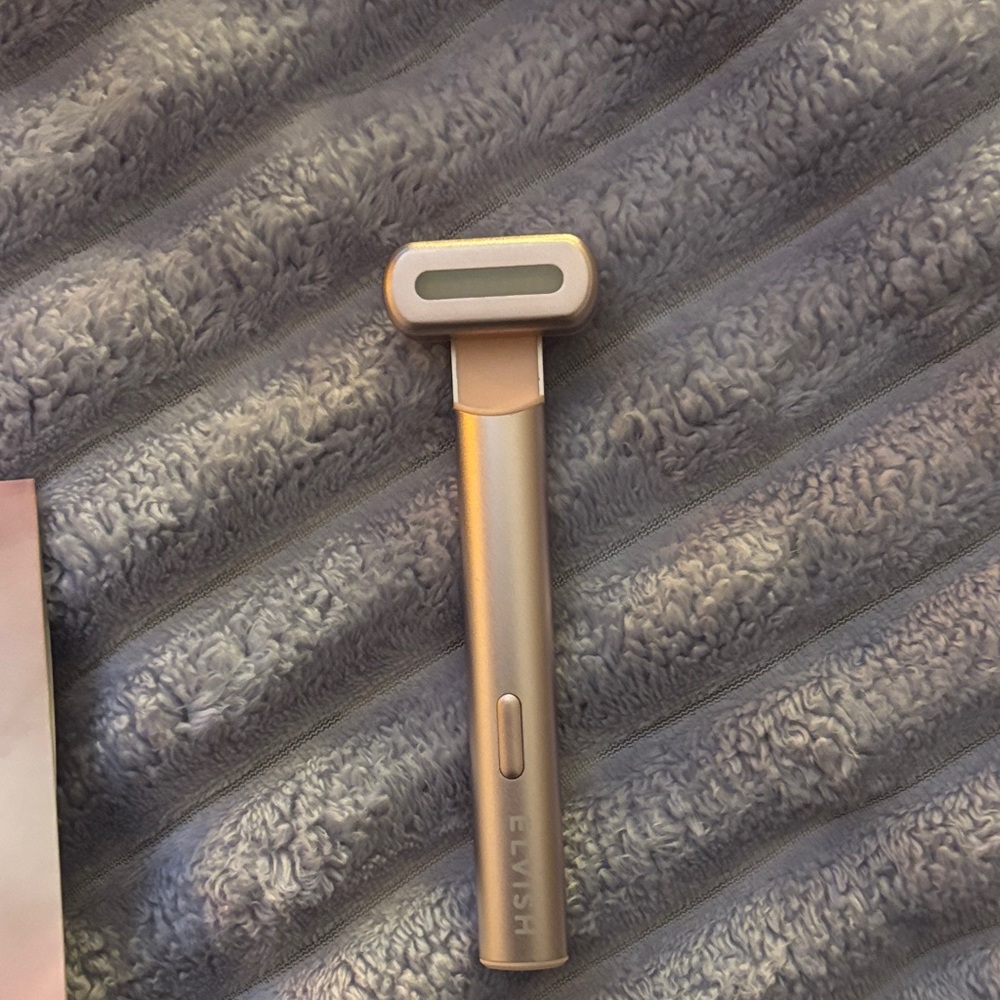 LED Light Therapy Mask with Skincare Wand - Picture 11 of 12